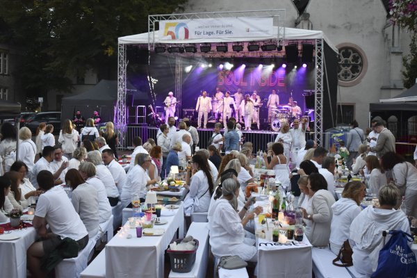 Das "Dinner in White" war eins der Veranstaltungshighlights des vergangenen Jahres in Lage und soll es auch 2025 wieder werden. - © Stadt Lage