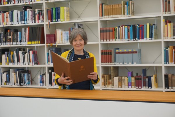 Musik–Religion–Gender. Rebecca Grotjahn, Professorin für Musikwissenschaft an der Hochschule für Musik Detmold/Universität Paderborn, hält in der von ihr konzipierten Ringvorlesungsreihe einen Vortrag über die Frauenrolle in J.S. Bachs Magnificat. - © Venezia Fröscher-Cifolelli