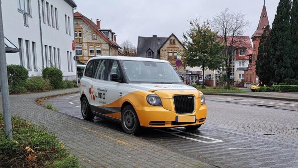 Gelb-weiß und recht auffällig fährt die Limo durch Lippe. Doch mit dem Angebot ist nicht jeder zufrieden. - © Carolin Brokmann-Förster