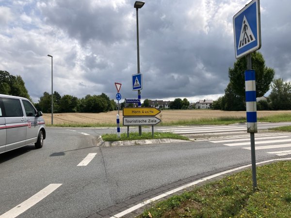 Das Feld an der Kreuzung Bahnhofstraße/Hamelner Straße (B239) steht für eine Bebauung mit der neuen Grundschule nicht zur Verfügung. - © Cordula Gröne
