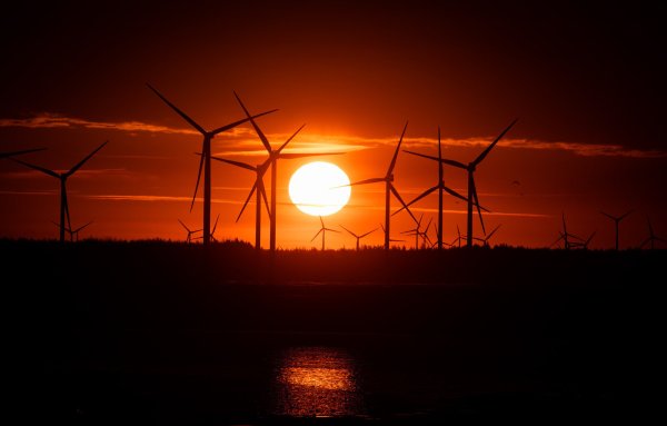 Eine sogenannte Dunkelflaute brachte die Stromerzeugung aus Erneuerbaren Energien vergangene Woche zum Erliegen. - © picture alliance/dpa