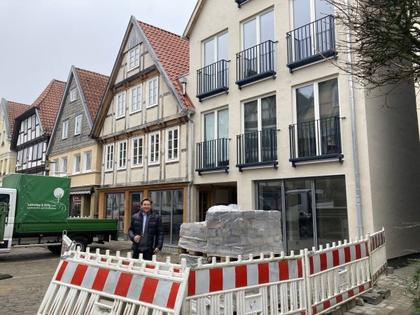 Thomas Meise bereitet sein Bauprojekt in der Exterstraße, das eigentlich drei Gebäude umfasst, viel Freude. - © Cordula Gröne