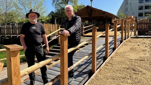 Der neue Betriebsleiter Christof Schileo (links) und Pächter Michael Welslau stehen vor der neuen Südtiroler Holzhütte auf dem Gelände des Freizeitparks "Hortus Vitalis". - © Thomas Reineke