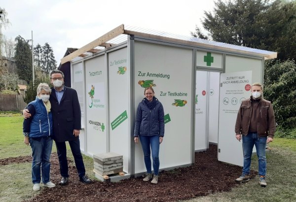 Das Ehepaar Rosemeier aus Berlebeck (links) freut sich über die Möglichkeit, sich in Heiligenkirchen testen zu lassen. Sabrina Brautlacht von der Firma von Hagen und Marc-Philip Eckstein vom Vogelpark haben die Teststation am Freitagvormittag eröffnet. - © Vogelpark Heiligenkirchen