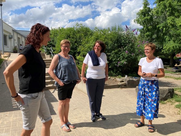 Kerstin Vieregge (Zweite von rechts) informiert sich bei Kita-Leiterin Bärbel Happ (von rechts), Heike Höltke und Tanja Süllwold über das "alltagsintegrierte Forschen" in der Kita Abakus in Wendlinghausen. - © Kerstin Vieregge