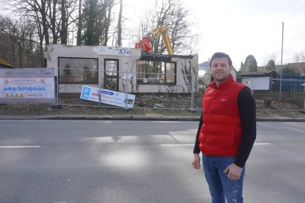 Der neue Grundstücksbesitzer Bashkim Gutaj hat die Brandruine der ehemaligen Gaststätte „Harlekin" abreißen lassen. Für die freie Fläche an der Pyrmonter Straße hat er bereits eine Idee: Ein Gebäudekomplex mit 30 bis 40 Wohnungen soll entstehen. - © Michaela Weiße