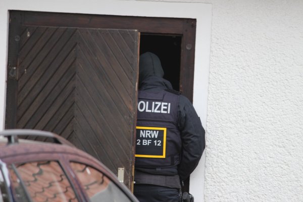 Symbolbild: Die Polizei und der Staatsschutz haben zahlreiche Waffen bei Hausdurchsuchen in der rechten Szene sichergestellt. - © Lukas Brekenkamp