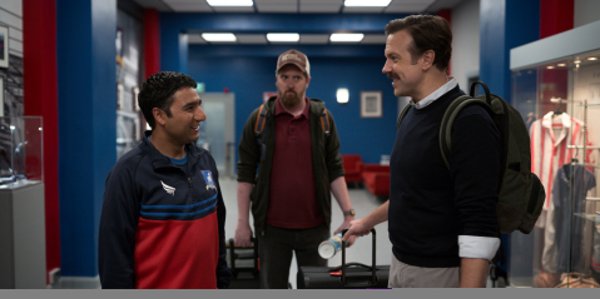Tag eins im neuen Klub: Der introveriterte Mannschaftsbetreuer Nathan (links) führt Ted Lasso (rechts) und seinen Kumpel, Co-Trainer "Coach Berd", zum Büro ihrer neuen Chefin. - © Apple TV+