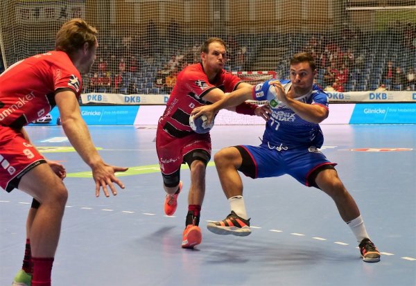 Mit raumgreifenden Schritten will Dani Baijens (hier gegen Melsungens Kai Häfner) in die Leipziger Lücken stoßen. Foto: Jörg Hagemann - © Jörg Hagemann