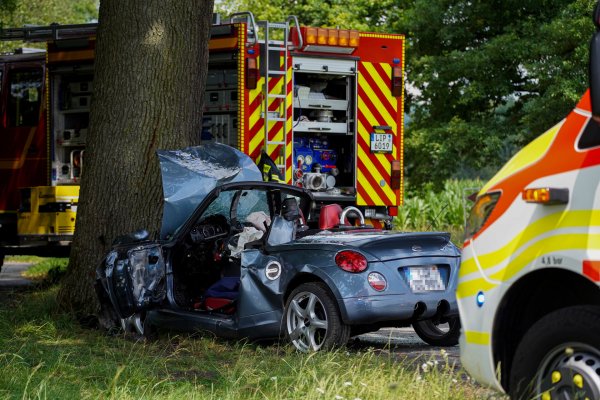 Der Fahrer dieses Cabrios ist am Donnerstag aus ungeklärter Ursache gegen einen Baum gefahren. Er musste von der Feuerwehr befreit werden. - © Freitag TV