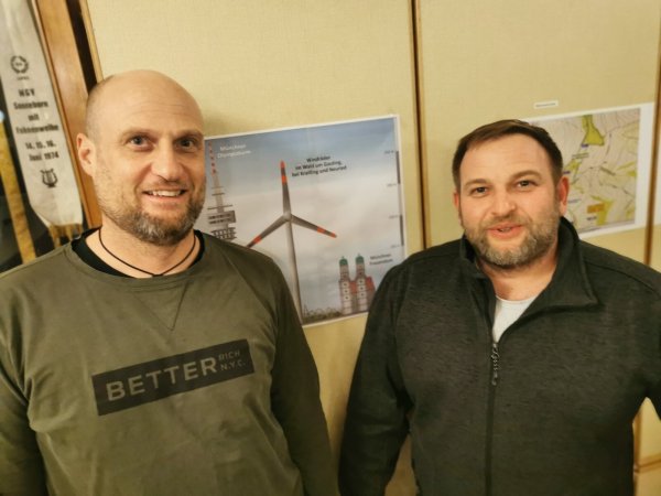Wenden sich gegen vier am Windmühlenstumpf in Sonneborn geplante Windräder Tobias Krumsiek (links) und Bastian Homuth von der im Ort gegründeten Interessengemeinschaft. - © Sylvia Frevert