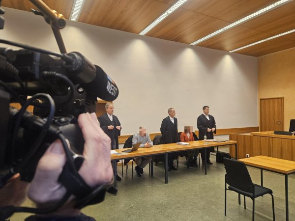 Rechtsanwalt Christian Thüner (von links) aus Herford/Detmold vertritt den wegen Beihilfe angeklagten Ehemann. Im Zentrum des Verfahrens steht aber dessen Frau (52) - vertreten durch die Verteidger Helmut Wöhler aus Bad Salzuflen und Torsten Gieseke aus Bielefeld. - © Janet König