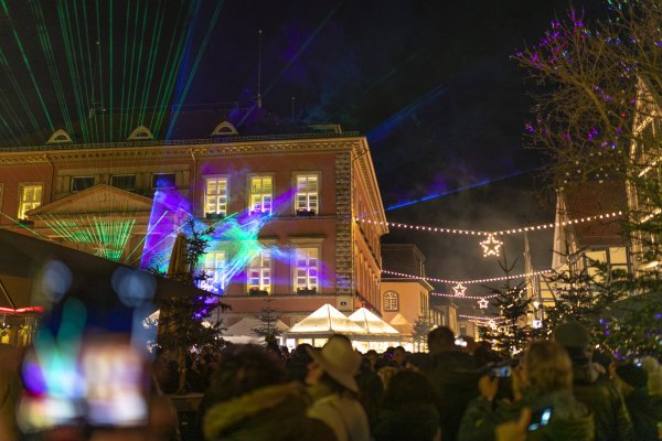 Dieses Bild von der Lasershow auf dem Detmolder Advent hat es zuletzt 2019 gegeben. Im vergangenen Jahr fiel der Weihnachtsmarkt wegen Corona aus. - © Archivfoto: Torben Gocke