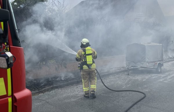 Hecke in Flammen: Dichte Rauchschwaden vernebelten das Wohngebiet in Pivitsheide. - © FW Detmold