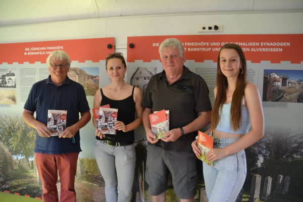 Ausstellungskurator Jürgen Scheffler (links), vom Verein Marketing Extertal Julia Stein (Geschäftsführerin), Hans Böhm (ehemaliger 1. Vorsitzender) und Martha Johannsmeier (Organisatorin). - © Madlena Gerschner