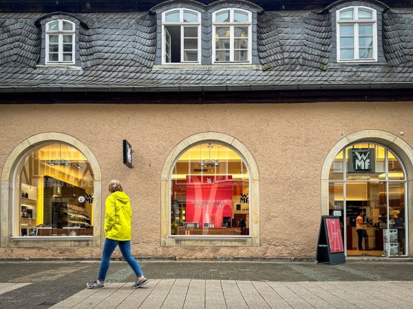 In der Langen Straße stehen zum Start des Sommers einige Veränderungen in den Ladenlokalen an. - © Raphael Bartling