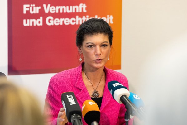 Sahra Wagenknecht, Parteivorsitzende Bündnis Sahra Wagenknecht - für Vernunft und Gerechtigkeit (BSW), wird von dem Ehepaar Lotte Salingré und Thomas Stanger unterstützt. - © dpa