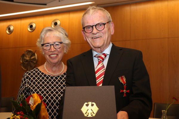 Ingelore Brakemeier freut sich mit ihrem Mann Friedrich. Dem ehemaligen Detmolder Bürgermeister wurde das Bundesverdienstkreuz für sein ehrenamtliches Engagement verliehen. - © Till Sadlowski