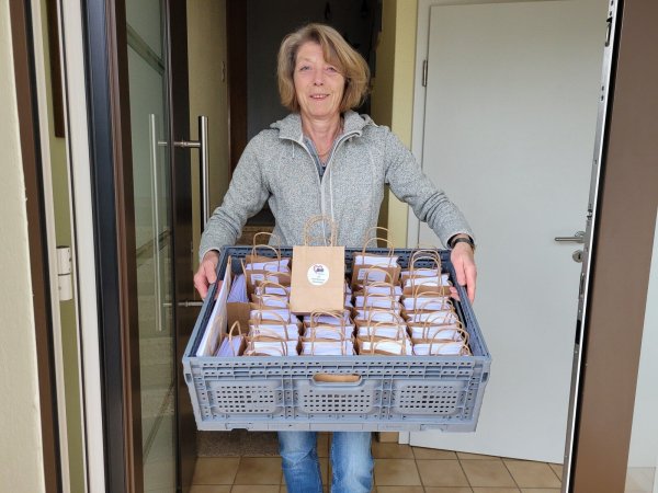 Adventskalender für 700 Senioren hat die Awo verteilt. Diese 30 überreicht die Ortsvereinsvorsitzende Monika Hölscher an LZ-Redakteurin Astrid Sewing. - © Astrid Sewing