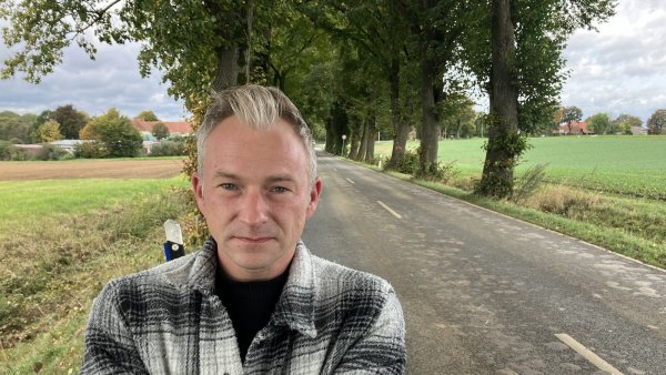 Pascal Rambow kämpft sich seit zwei Jahren zurück ins Leben. Er versteht nicht, warum auf der beschädigten und engen Bechterdisser Straße Tempo 100 gilt. - © Jens Reichenbach