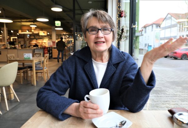 Anne Rehrmann im Gespräch bei einem Milchkaffee im Bioladen in Warburg. - © Simone Flörke