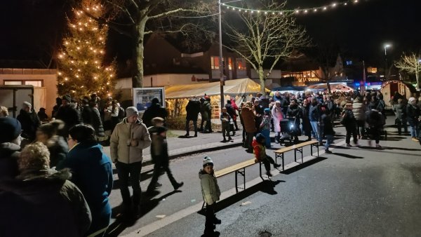 Am Weihnachtsmarkt um das Dorfgemeinschaftshaus herum ist es voll. - © IG Knetterheide