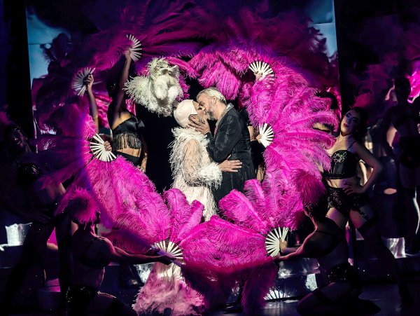 Randy Diamond als Zaza und Mike Garling (rechts) als Georges sind wieder vereint. - © Landestheater Detmold/Marc Lontzek