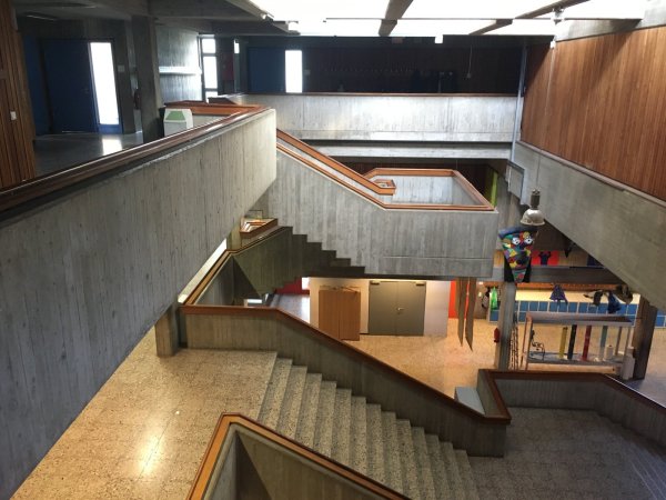 Ein Denkmal muss nicht hunderte Jahre als sein: Auch die Realschule Lemgo, erbaut von 1966 bis 1971, ist seit 2020 auf der Liste der Baudenkmäler. - © Archivfoto: Till Brand