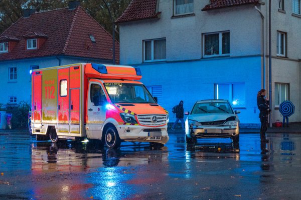 Auch Rettungswagen müssen repariert werden - wie hier in Detmold nach der Kollission mit einem Ford Mondeo im November 2023. Problematisch wird es, wenn neu bestellte Fahrzeuge gar nicht erst ankommen. Das Thema kostet den Kreis Lippe viel Kraft. - © Freitag TV
