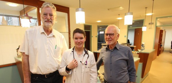Gut gelaunt: Dr. Kristina Pflanz verstärkt das Team der Praxis von Dr. Wilhelm Schüte (links). Seit einem Jahr wird er auch schon von Dr. Michael Dietenmaier unterstützt. - © Jens Rademacher