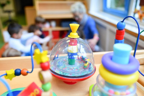 Frühkindliche Bildung heißt nicht: Ab und an ein schönes Bild malen. Sondern bedeutet 2024 in Deutschlands Kitas: Kindern sprechen beibringen. Und dafür braucht es pädagogische Fachkräfte und keine Seiteneinsteiger. - © dpa
