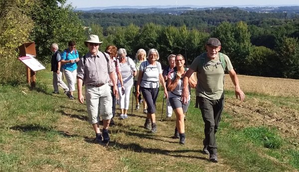 Die Wanderfreunde sind im Bielefelder Westen unterwegs gewesen. - © Dietlind Löhnert