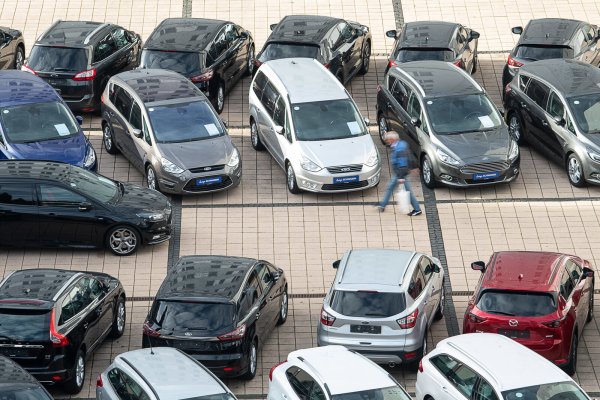 Das Angebot bei Gebrauchtwagen verändert sich: Immer häufiger werden auch E-Autos angeboten. - © dpa