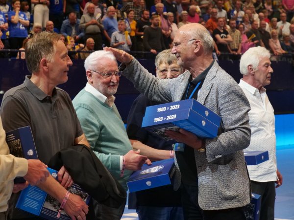 Bekam den „Segen“ vom Beiratsvorsitzenden: Horst Bredemeier nahm ebenso wie Michael Schüppel (links), Hans-Jürgen Grund und Günter Pahne eine Box mit dem limitierten Jubiläumstrikot „40 Jahre Bundesliga“ aus den Händen von Herbert Vogel in Empfang. Foto: Jörg Hagemann - © Jörg Hagemann