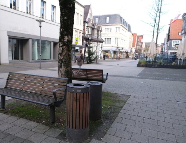 Die Sanierung der Langen Straße steht an. Dann wird es neue Möblierungselemente geben. Die Stadt möchte einen Teil der Fördersumme für generationengerechte Stücke verwenden - © Sven Koch