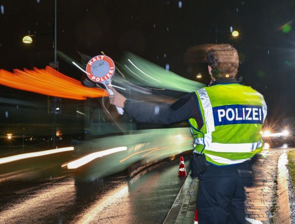 Ein Beamter der Bundespolizei steht am deutsch-polnischen Grenzübergang in Frankfurt an der Oder und überwacht den Einreiseverkehr nach Deutschland. - © Patrick Pleul/dpa