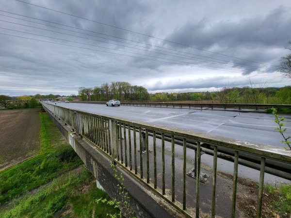 Diese Brücke der Ostwestfalenstraße zwischen der Anschlussstelle zur Oerlinghgauser Straße (im Hintergrund) und der Abfahrt in Höhe Messezentrum überspannt das künftige Überflutungsgebiet des neuen Hochwasser-Rückhaltebeckens. - © Freya Köhring