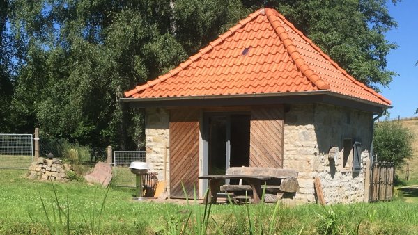 Die NABU-Gruppe Schieder-Schwalenberg hat das Gelände rund um das Wasserhäuschen in Lothe aufgewertet. - © NABU-Gruppe Schieder-Schwalenberg
