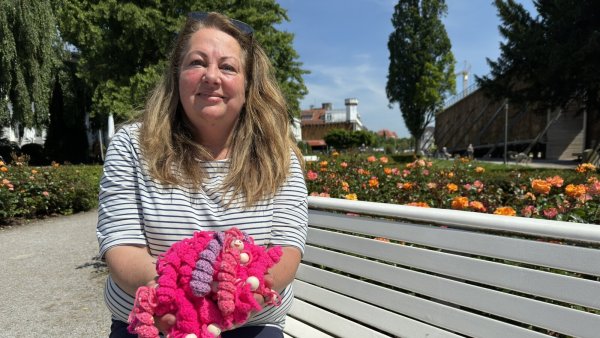 Sabine Mirbach sucht noch Unterstützung beim Häkeln der Sorgenwürmer. - © Sven Kienscherf