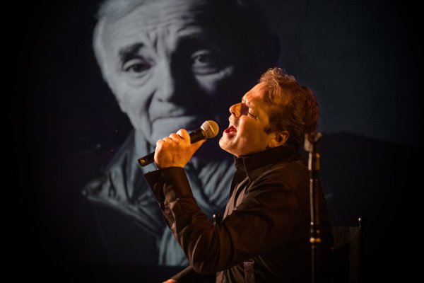 Stephan Hippe feiert Charles Aznavour. - © 2020