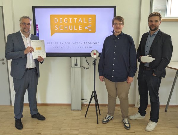 Das Hanse-Berufskolleg ist erneut als "Digital Schule" ausgezeichnet: Schulleiter Heiko Jucks, Digitalisierungsbeauftragter Max Goldstein und Marcel Mrotzek, der für die erstmalige Zertifizierung im Jahr 2020 verantwortlich zeichnete (von links). - © Hanse-Berufskolleg