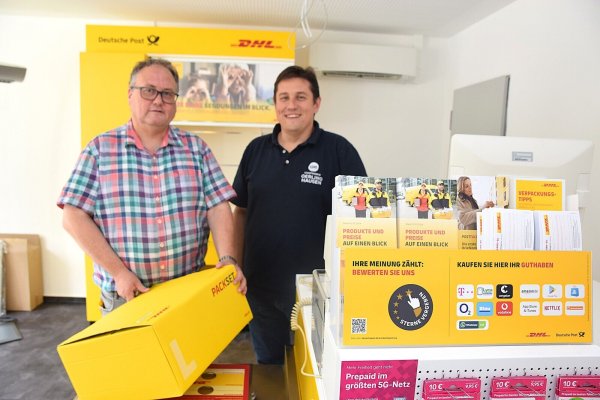 Am Tag vor der Eröffnung gibt es noch viel zu tun. Maikel Bean, Vertriebsmanager der Deutschen Post (links), und Michael Makosch, Vertriebsleiter der Stadtwerke Oerlinghausen, in den neuen Räumen. Fotos: Karin Prignitz - © Karin Prignitz
