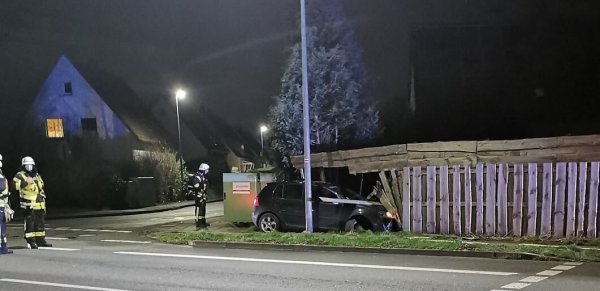 Der VW Golf rammte einen Gasverteilerkasten und landete dann in einem Gartenzaun. - © Freiwillige Feuerwehr Bad Salzuflen