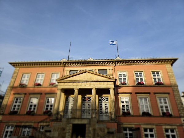 Die Stadt Detmold hat die israelische Flagge als Zeichen der Solidarität gehisst. - © Janet König