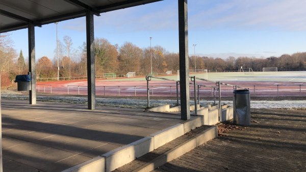 In der Planung werden Sport- und Spielplätze wie hier der Sportplatz an der Gesamtschule Aspe zusammen betrachtet. - © Sven Kienscherf