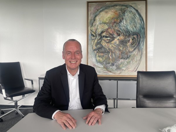 Das Porträt des Klaus Eisert lächelt milde auf den Manager Frank Stührenberg, der nun geht. - © Silke Buhrmester