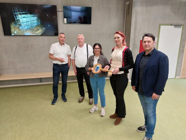Symbolische Schlüsselübergabe für den Neubau der Hauptschule Lohfeld: Bürgermeister Dirk Tolkemitt, Frank Hannemann und Tugba Duran (Eigenbetrieb Gebäudewirtschaft), Schulleiterin Anja Ludolph und Architekt Johannes Schmersahl (von links). - © Stadt Bad Salzuflen
