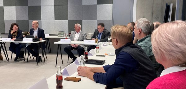 Gemeinsam für Bürokratieabbau: (von links) Die CDU-Bundestagsabgeordneten Kerstin Vieregge und Ralph Brinkhaus, Kreishandwerksmeister Mickel Biere, der Hauptgeschäftsführer der Kreishandwerkerschaft Paderborn-Lippe, Michael Lutter, und die Innungs-Obermeister wollen bürokratische Hemmnisse beseitigen. - © Kreishandwerkerschaft