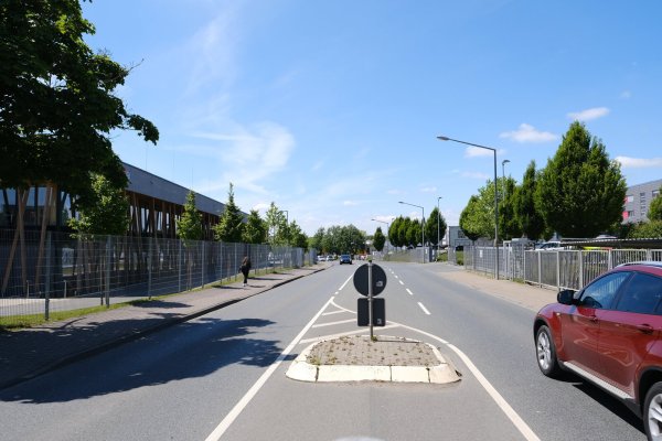 Links das Technik Center, rechts das große Firmenareal, dazwischen nur eine Verkehrsinsel: Jowat will eine überdachte Fußgängerbrücke über die ernst-Hilker-Straße spannen, um die beiden Firmengelände miteinander zu verbinden. - © Sven Koch