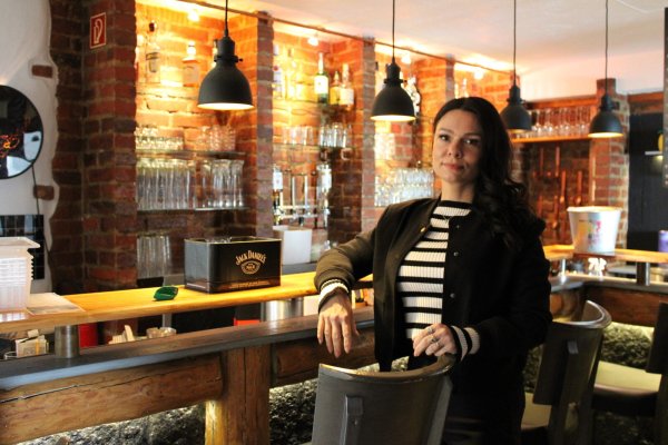 Nicole Jahn steht an der Theke der "BarRock". Wie es mit dem Inventar weitergeht, ist noch unklar. - © Lorraine Brinkmann